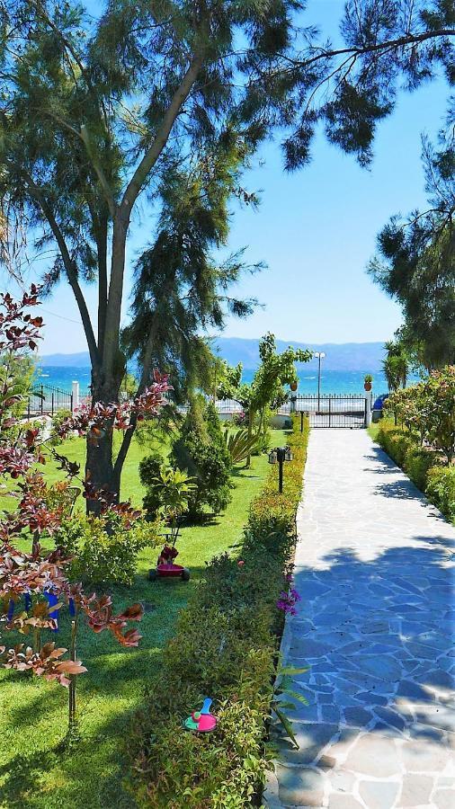 Amarynthos Beachfront Vacation House With Garden Vatheia エクステリア 写真